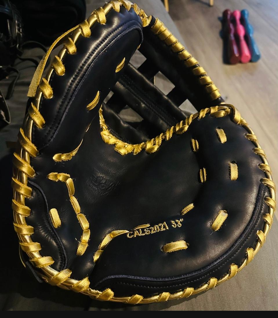 A Soto Catchers Glove 33" Steer Hide Leather